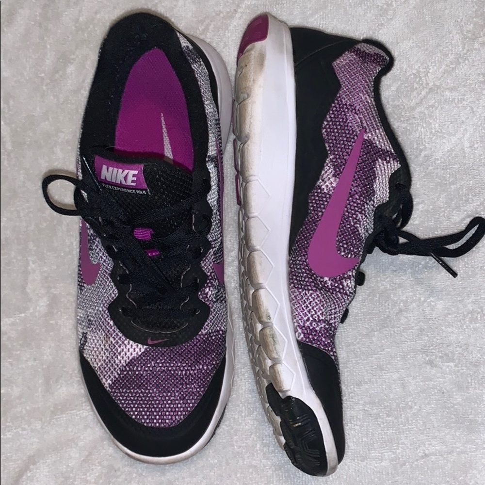 MAKE AN OFFER! Nike flex sneakers